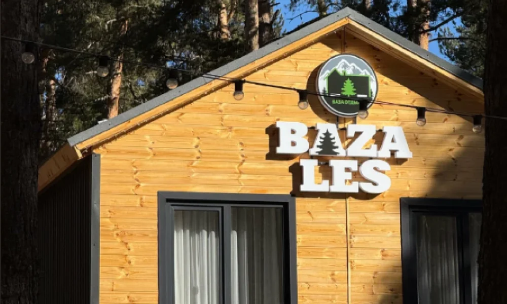Отель Baza Les - территория и домики в сосновом бору, Архыз